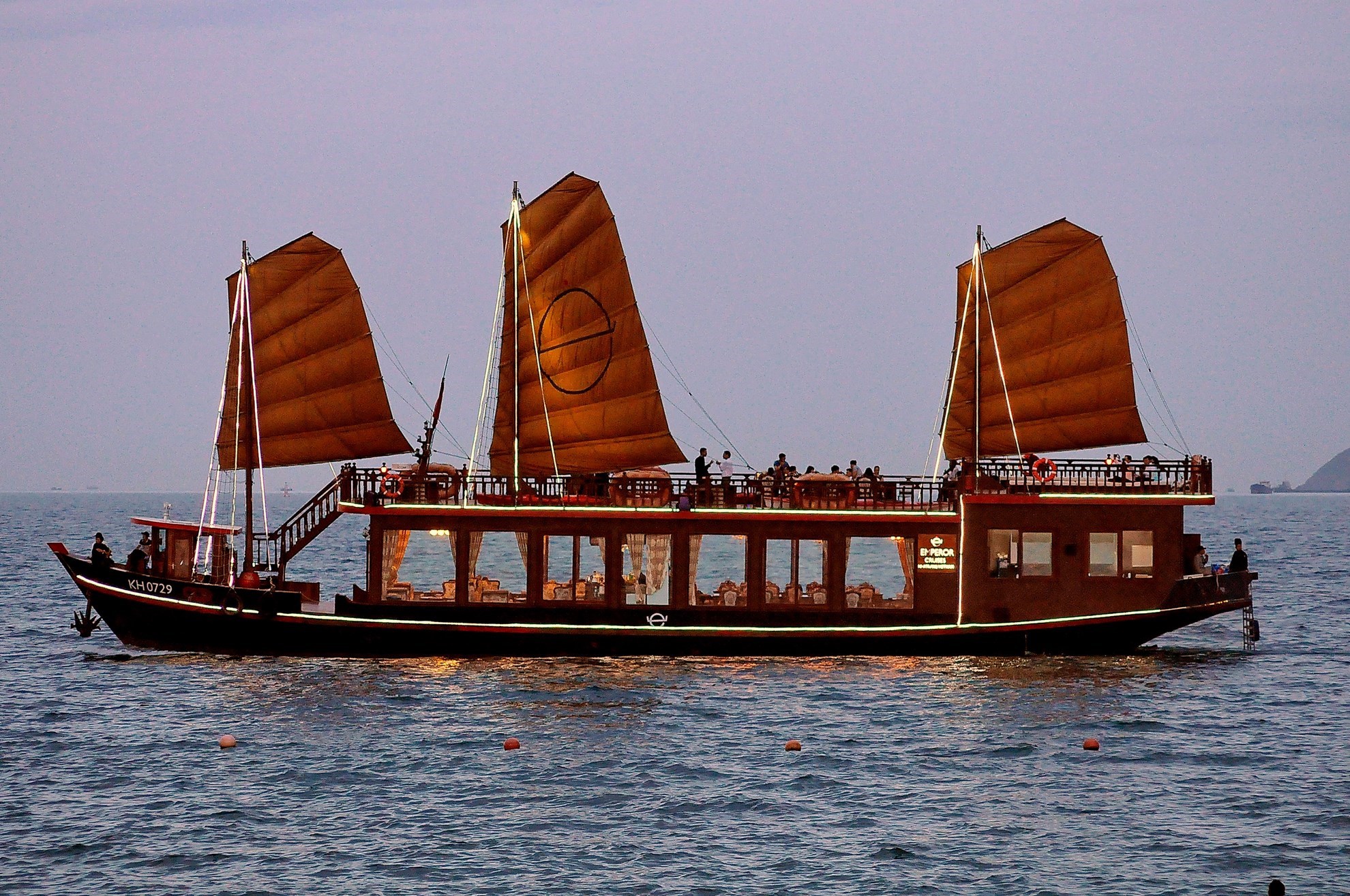 Tour Ngắm Hoàng Hôn Và Ăn Tối Trên Thuyền Emperor ở Nha Trang | Việt Nam